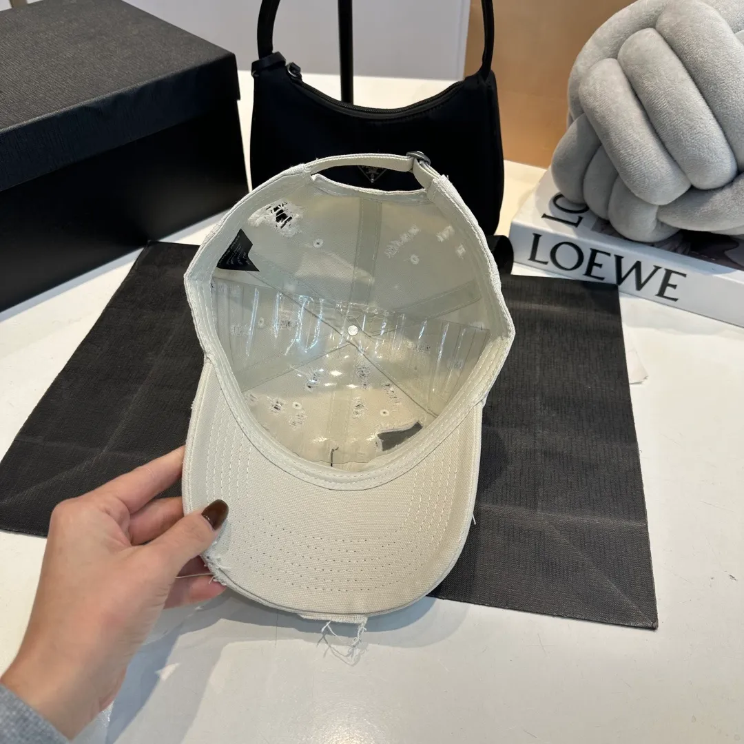 P60 Croxin's new ripped washed cotton baseball cap, a personalized and fashionable style, casual with a cool feel, the same style for men and women! Material: 100% cotton Head circumference: 56-58cm available